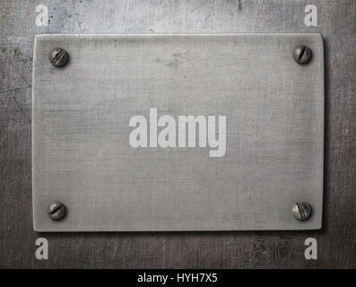 Ancienne plaque en acier avec fixation sur fond de métal Banque D'Images