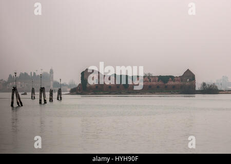 Une maison abandonnée sur une île dans la lagune de Venise, Italie. Banque D'Images