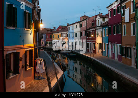 Une vue de la nuit d'un canal et de maisons colorées dans l'île de Burano, Venise, Italie. Banque D'Images