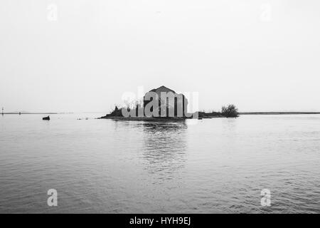 Une maison abandonnée sur une île dans la lagune de Venise, Italie. Banque D'Images