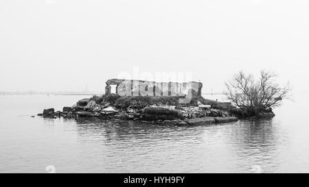 Une maison abandonnée sur une île dans la lagune de Venise, Italie. Banque D'Images