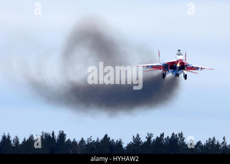 Koubinka, DANS LA RÉGION DE MOSCOU, RUSSIE - 24 février 2014 : MiG-29UB jet fighter performing rendez-vous autour de l'exercice à Koubinka air force base. Banque D'Images
