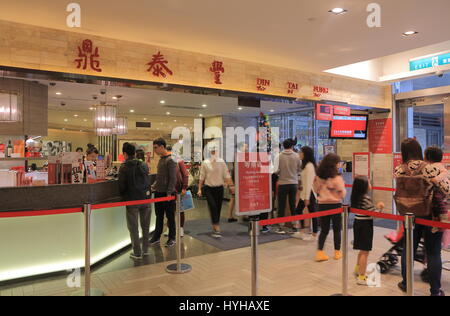 Personnes visitent Din Tai Fung restaurant à Taipei Taiwan. Din Tai Fung est connue internationalement pour ses xiaolongbao opérant dans le monde entier. Banque D'Images