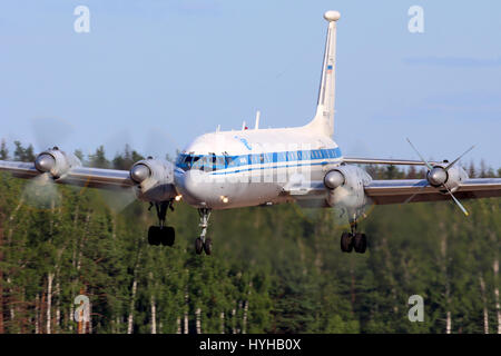 CHKALOVSKY, DANS LA RÉGION DE MOSCOU, RUSSIE - le 18 juillet 2013 : Ilyushin IL-22 de la Force aérienne russe à l'atterrissage à Chkalovsky. Banque D'Images