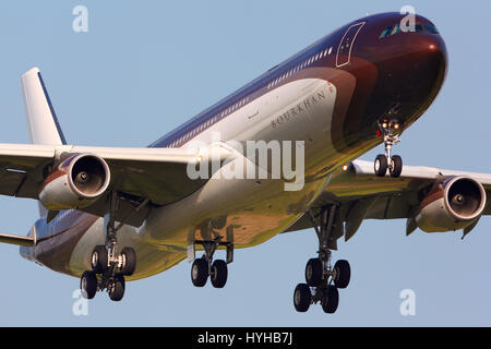 SHEREMETYEVO, RÉGION DE MOSCOU, RUSSIE - 13 MAI 2012 : Alisher Usmanov a jet d'affaires de l'Airbus A340 (M-IABU) à l'atterrissage à l'aéroport international Sheremetyevo, Banque D'Images
