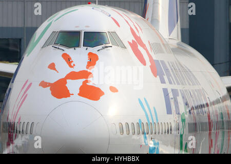 VNUKOVO, DANS LA RÉGION DE MOSCOU, RUSSIE - le 23 octobre 2015 : Transaero Boeing 747 dans 'Hope' Vol livery roulage à l'aéroport international de Vnukovo. Banque D'Images