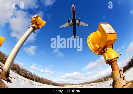 SHEREMETYEVO, RÉGION DE MOSCOU, RUSSIE - 30 mars 2011 : Aeroflot Airbus A321 L'atterrissage à l'aéroport international Sheremetyevo. Banque D'Images