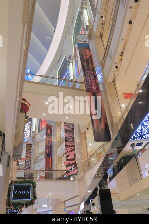 Personnes visitent le centre commercial Taipei 101 à Taipei à Taiwan. Banque D'Images