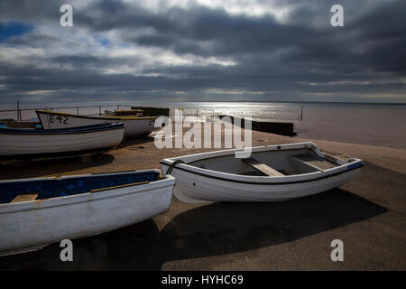 Bateaux de pêche en bord de mer à Port Royal à Sidmouth, Devon. Banque D'Images