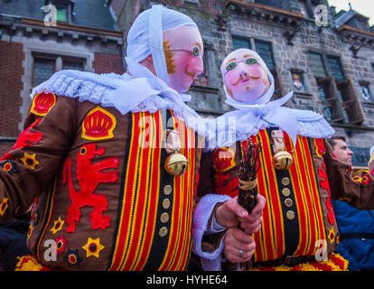 BINCHE , BELGIQUE - Dec 26 : Participants au carnaval de Binche à Binche, Belgique Le 26 février 2017. Le carnaval de Binche est inclus dans une liste de je Banque D'Images