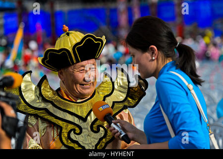 L'homme de Mongolie en robe traditionnelle deel donnant une interview à un journaliste, Costume national mongol Festival, Ulaanbaatar, Mongolie Banque D'Images