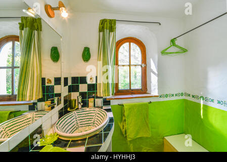 Vue intérieure d'une maison Provencale Français Salle de bains, le tout dans un style vert lime. Banque D'Images