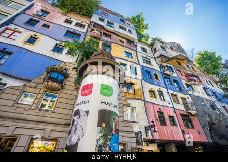 L'Autriche, Vienne, District 7, vue de la Hundertwasserhaus, un immeuble de logements avec étages, thas est devenu un ex Banque D'Images