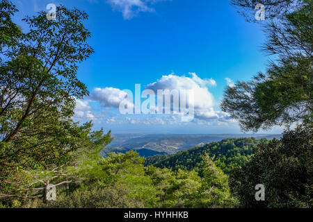 Montagnes Troodos à Chypre, une vue de haut prises au printemps. Banque D'Images