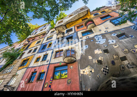 L'Autriche, Vienne, District 7, vue de la Hundertwasserhaus, un immeuble de logements avec étages, thas est devenu un ex Banque D'Images