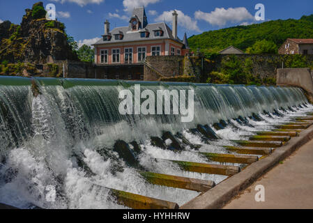 Le barrage sur la rivière Tarn, à Ambialet, Occitanie, France. L'ancienne maison d'alimentation de l'électricité est dans l'arrière-plan. Banque D'Images