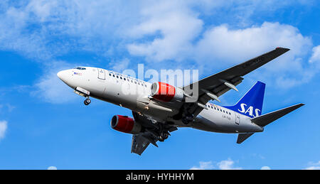 Les compagnies aériennes jet passagers scandinaves. Boeing 737-700, approche à l'atterrissage Banque D'Images