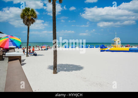 Voir des personnes jouissant de la sable blanc et eaux turquoise de la plage de Clearwater, Floride, avec numéro 5 lifeguard tower et bleu et blanc et cananas umbria Banque D'Images