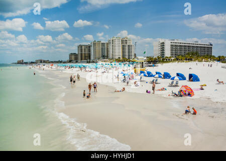 Aperçu de longue les uns flânant, les pataugeoires, nager, bronzer et profiter du sable blanc et des eaux turquoises de la plage de Clearwater, FL, il le golfe de Banque D'Images