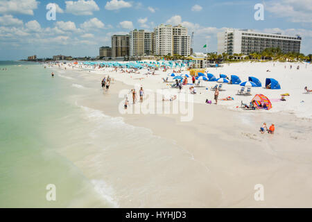 Aperçu de longue les uns flânant, les pataugeoires, nager, bronzer et profiter du sable blanc et des eaux turquoises de la plage de Clearwater, FL, il le golfe de Banque D'Images