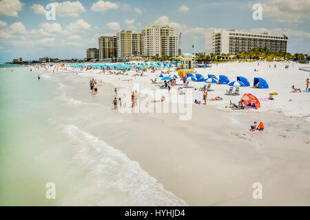 Aperçu de longue les uns flânant, les pataugeoires, nager, bronzer et profiter du sable blanc et des eaux turquoises de la plage de Clearwater, FL, il le golfe de Banque D'Images