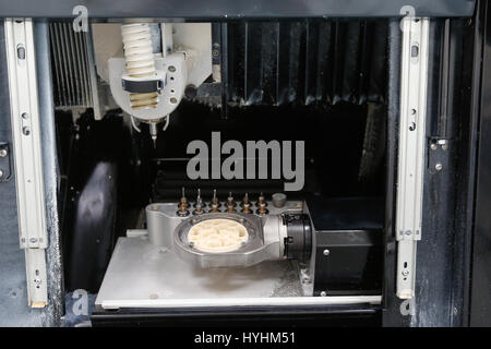 CAD/CAM machines dentaires dans un laboratoire dentaire moderne, avec disque pour couronnes et prothèses de la mouture. Art dentaire, prothèse, prostodontics denti Banque D'Images