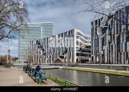 Düsseldorf, Kö-Bogen von Bauten, Daniel Liebeskind, dahinter Dreischeibenhaus Thyssen-Hochhaus () Banque D'Images