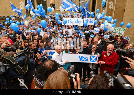 Les dirigeants de la campagne de l'Ecosse et oui une foule de supporters lors d'un rassemblement à Glasgow à la veille du scrutin dans le référendum sur l'indépendance écossaise Banque D'Images