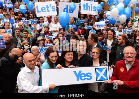 Les dirigeants de la campagne de l'Ecosse et oui une foule de supporters lors d'un rassemblement à Glasgow à la veille du scrutin dans le référendum sur l'indépendance écossaise Banque D'Images