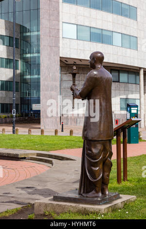 L'harmonie du monde Peace Statue par Kaivalya Torpy, Cardiff Bay, présenté par la World Harmony Run à la ville de Cardiff. Pays de Galles, Royaume-Uni Banque D'Images