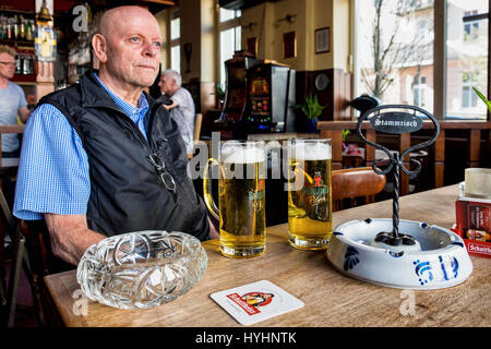 Berlin, Mitte, Zum Biermichel Coin allemand de l'intérieur traditionnel pub,personnes âgées Senior man drinking beer en typique bar local.Table avec stammtisch signe. Banque D'Images