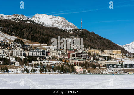 Vue d'hiver de Saint-Moritz à partir de son lac gelé, Grisons, Suisse Banque D'Images