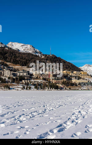 Vue d'hiver de Saint-Moritz à partir de son lac gelé, Grisons, Suisse Banque D'Images