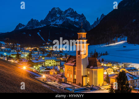 Vue d'hiver au crépuscule de Sesto, l'Alto Adige - Tyrol du Sud, Italie Banque D'Images