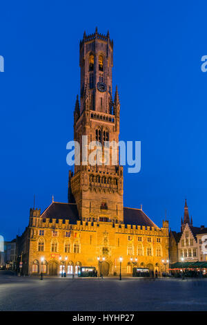 Vue de nuit Belfort tower, Markt ou Place du marché, Bruges, Flandre occidentale, Belgique Banque D'Images