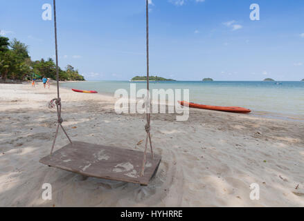 Swing pendre du cocotier arbre de plus beach Banque D'Images