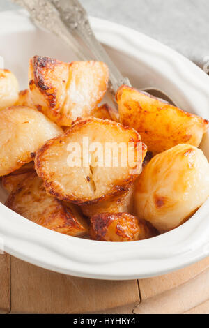 Pommes de terre cuites au four jusqu'à la graisse de boeuf croustillante et dorée un accompagnement avec dîners dimanche rôti Banque D'Images