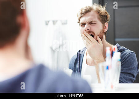 Homme bâillement Banque D'Images