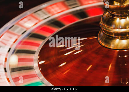 La roulette de casino avec boule blanche en mouvement Banque D'Images