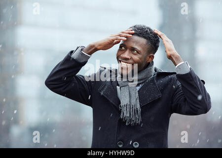 Smiling African Man Enjoying Snow Banque D'Images