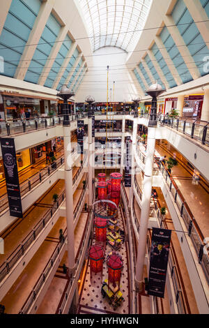 L'intérieur du centre commercial Suria KLCC, Kuala Lumpur, Malaisie Banque D'Images