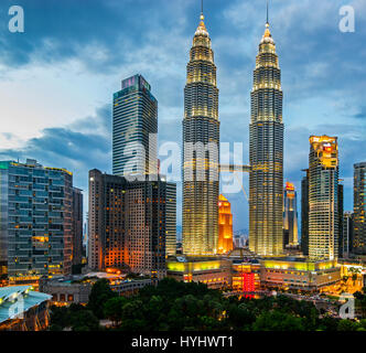 Les tours jumelles Petronas de Kuala Lumpur et le centre ville Sommaire, Malaisie Banque D'Images