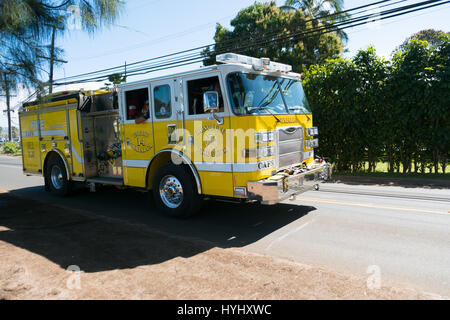 HALEIWA, Oahu, Hawaii - février 15, 2017 Les chefs de service incendie Honolulu : retour à la gare après avoir répondu à un véhicule contre l'accident pour les piétons. Banque D'Images