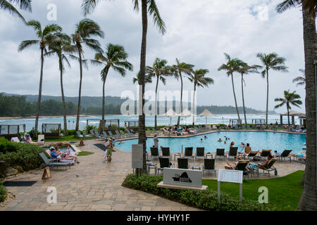 TURTLE BAY, Oahu, Hawaii - 19 février 2017 : Piscine et célèbre restaurant Le Point à Turtle Bay Resort sur la Côte-d'Oahu à Hawaii. Banque D'Images