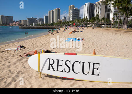 HONOLULU, Oahu, Hawaii - février 22, 2017 : Sauvetage de surf sur la plage de Waikiki avec la Ville d'Honolulu Hawaï dans l'arrière-plan. Banque D'Images