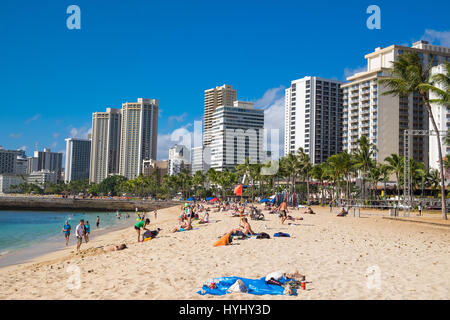 HONOLULU, Oahu, Hawaii - février 22, 2017 : Waikiki Beach et de la ville de Honolulu sur Oahu Hawaii avec les touristes et les habitants sur la plage et dans le wat Banque D'Images