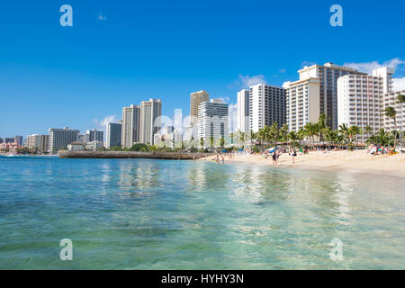 HONOLULU, Oahu, Hawaii - février 22, 2017 : Waikiki Beach et de la ville de Honolulu sur Oahu Hawaii avec les touristes et les habitants sur la plage et dans le wat Banque D'Images