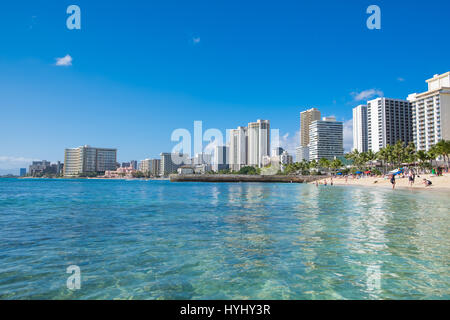 HONOLULU, Oahu, Hawaii - février 22, 2017 : Waikiki Beach et de la ville de Honolulu sur Oahu Hawaii avec les touristes et les habitants sur la plage et dans le wat Banque D'Images