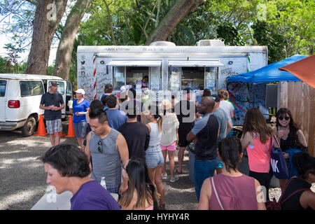 HALE'IWA, Oahu, Hawaii - février 23, 2017 : extrêmement populaire et très encombré Giovanni's Shrimp Truck dans Oahu Hawaii Kahuku servant de crevettes un whi Banque D'Images