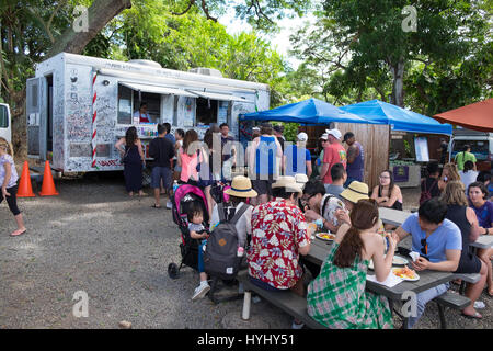 HALE'IWA, Oahu, Hawaii - février 23, 2017 : extrêmement populaire et très encombré Giovanni's Shrimp Truck dans Oahu Hawaii Kahuku servant de crevettes un whi Banque D'Images